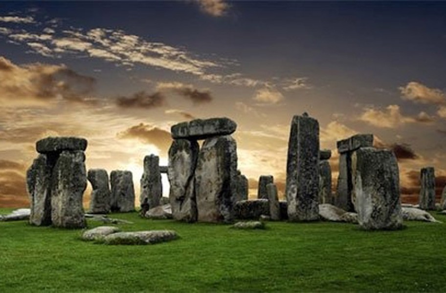 1. Bãi đá cổ Stonehenge ở Salisbury, Anh có niên đại hơn 5.000 năm tuổi là một trong những bí ẩn lớn mà nhân loại chưa tìm ra lời giải. Nó gồm một quần thể những cột đá lớn xếp thành một vòng tròn. Mỗi cột đá cao khoảng 4m, rộng khoảng 2m, dày khoảng 1m và nặng khoảng 25 tấn. Trong đó 2 cột đá nặng nhất khoảng 50 tấn. Trên một số cột đá còn có những tảng đá xếp ngang như xà nhà, tạo thành cổng vòm lớn.